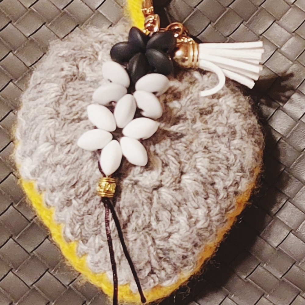 ❤️LOVE:HANDMADE. Stylish Crochet Keychain w/floral Design